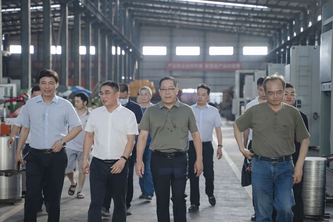 衡東縣縣委副書記、縣長對朝陽集團(tuán)自動化生產(chǎn)線進(jìn)行視察